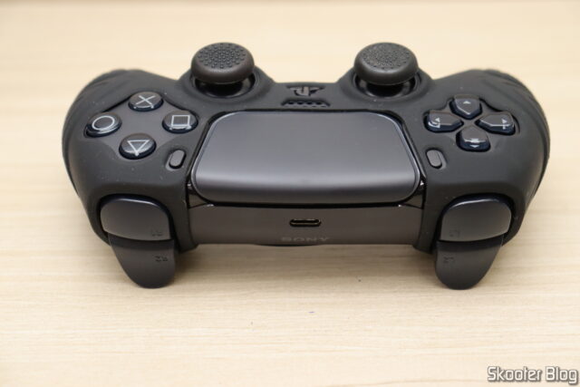 Controle Sony DualSense Midnight Black - PS5, com a capa de silicone.