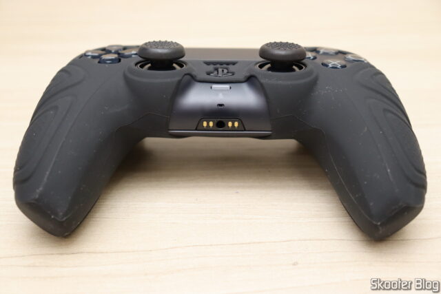 Controle Sony DualSense Midnight Black - PS5, com a capa de silicone.