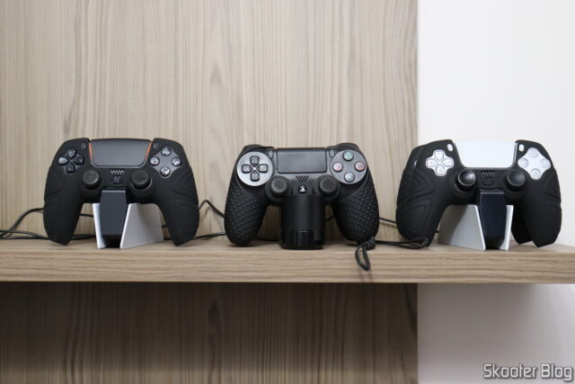 Controle Sony DualSense Midnight Black - PS5, com a capa de silicone e no DualSense Charging Station.
