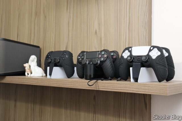 Controle Sony DualSense Midnight Black - PS5, com a capa de silicone e no DualSense Charging Station.