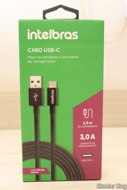 Cabo USB-C 1,5m Intelbrás Nylon EUAC 15NP Preto, em sua embalagem.