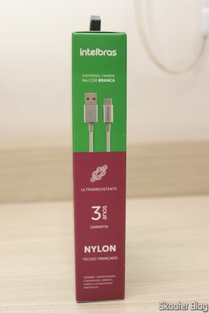 Cabo USB-C 1,5m Intelbrás Nylon EUAC 15NP Preto, em sua embalagem.