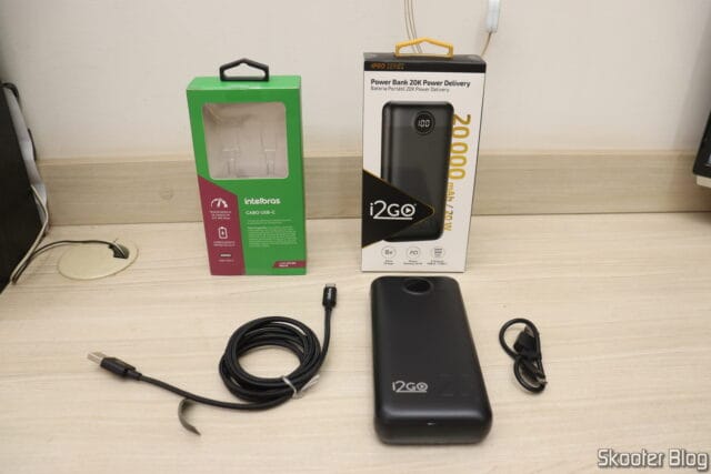Carregador Portátil Ultra Rápido 20000mAh Power Delivery 20W USB-C I2GO PRO e Cabo USB-C 1,5m Intelbrás Nylon EUAC 15NP Preto, e suas embalagens e acessórios.