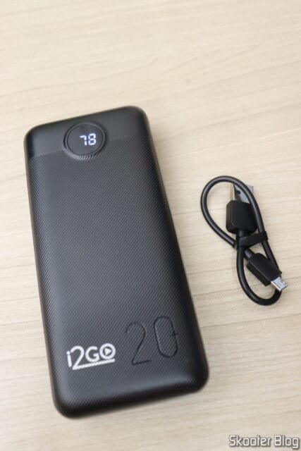 Carregador Portátil Ultra Rápido 20000mAh Power Delivery 20W USB-C I2GO PRO e cabo USB-A para Mini-USB que o acompanha.