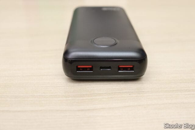 Carregador Portátil Ultra Rápido 20000mAh Power Delivery 20W USB-C I2GO PRO e suas portas USB-A e USB-C.