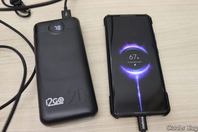 Carregador Portátil Ultra Rápido 20000mAh Power Delivery 20W USB-C I2GO PRO carregando meu celular.