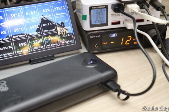 Carregador Portátil Ultra Rápido 20000mAh Power Delivery 20W USB-C I2GO PRO sendo carregado.
