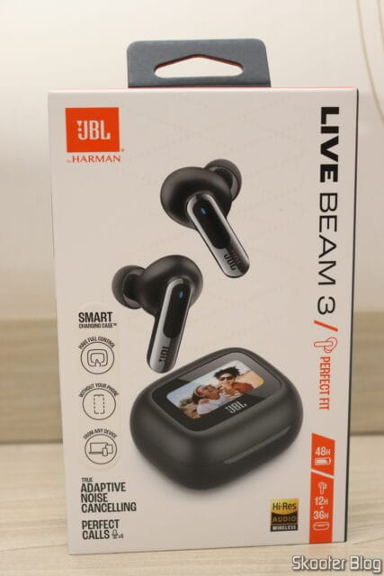 Fone de Ouvido Bluetooth JBL Live Beam 3 Intra Auricular com Tela de 1,45" e Cancelamento de Ruído, em sua embalagem: parte frontal.