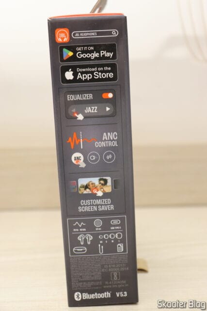Fone de Ouvido Bluetooth JBL Live Beam 3 Intra Auricular com Tela de 1,45" e Cancelamento de Ruído, em sua embalagem: parte lateral.