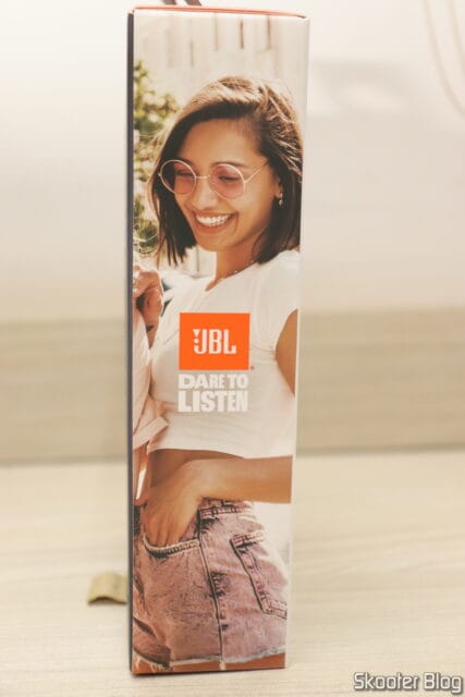 Fone de Ouvido Bluetooth JBL Live Beam 3 Intra Auricular com Tela de 1,45" e Cancelamento de Ruído, em sua embalagem: parte lateral.