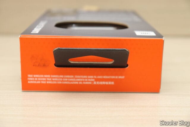 Fone de Ouvido Bluetooth JBL Live Beam 3 Intra Auricular com Tela de 1,45" e Cancelamento de Ruído, em sua embalagem: parte de cima.