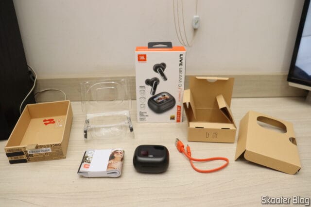 Fone de Ouvido Bluetooth JBL Live Beam 3 Intra Auricular com Tela de 1,45" e Cancelamento de Ruído, com embalagem e acessórios.