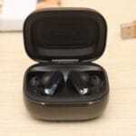 Estojo com os Fones de Ouvido Bluetooth JBL Live Beam 3