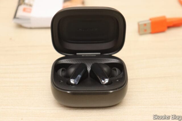 Estojo com os Fones de Ouvido Bluetooth JBL Live Beam 3