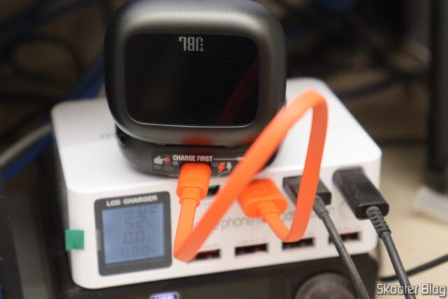 Estojo dos Fones de Ouvido Bluetooth JBL Live Beam 3 sendo recarregado.