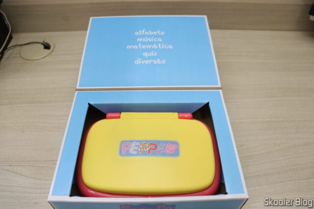 Laptop Infantil Educativo Peppa Pig Bilíngue Candide, em sua embalagem;