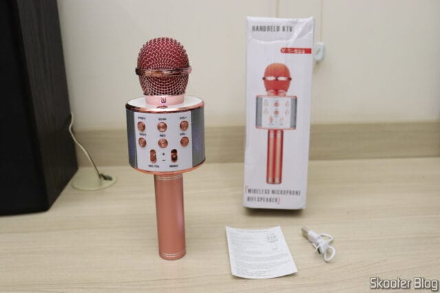 Microfone WS-858 e sua embalagem.