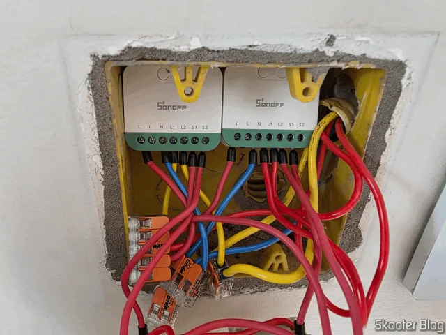 2 MINI-2GS instalados na caixa 4x4 e a fiação necessária.