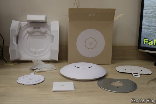Ubiquiti U7 Lite e seus acessórios.
