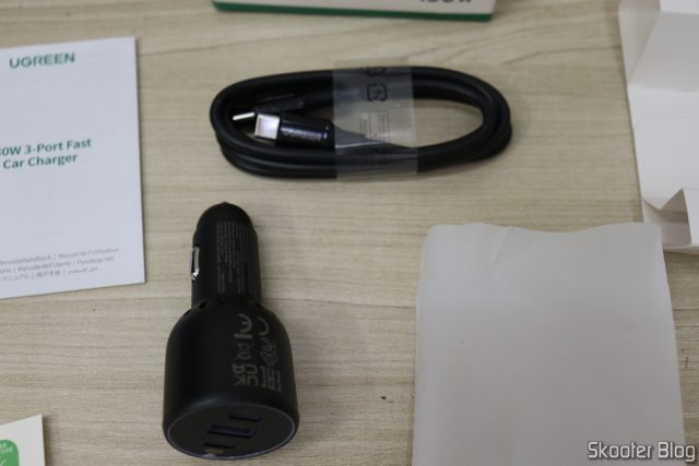 O carregador veicular UGREEN possui duas portas USB-C, uma USB-A e acompanha um cabo USB-C de um metro e 5 A.