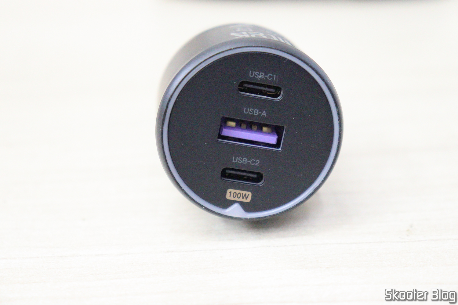 A marcação de 100 W identifica a porta USB-C2; os 130 W anunciados correspondem à potência total máxima do carregador.