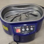 Review da banheira ultrassônica Yaxun YX-3060: vale a pena após 45 dias de uso? Yaxun YX-3060 em funcionamento, limpando meus óculos.