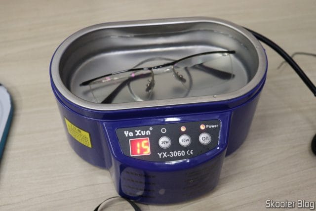 Yaxun YX-3060 em funcionamento, limpando meus óculos.
