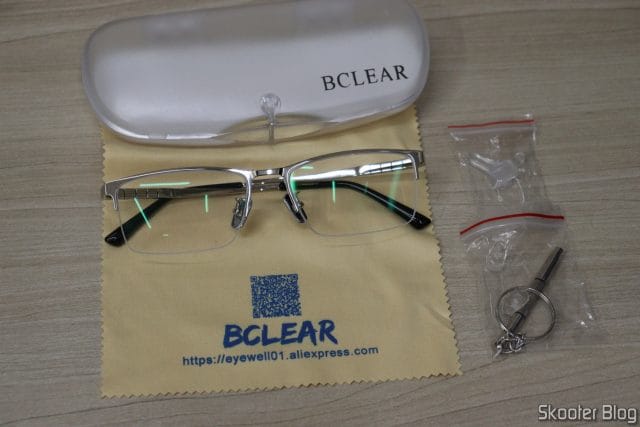 Óculos de Grau BCLEAR com Lentes 1.67 do AliExpress, com seus acessórios.