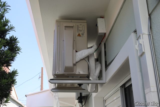 Tubulação atrás da unidade condensadora.